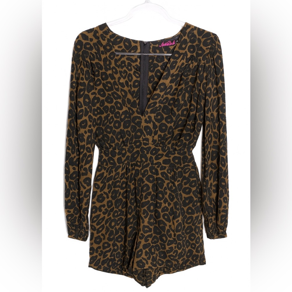 Sexy! Motel Rocks Long Sleeve Deep V Neck Animal Print Shorts Romper Sz Small